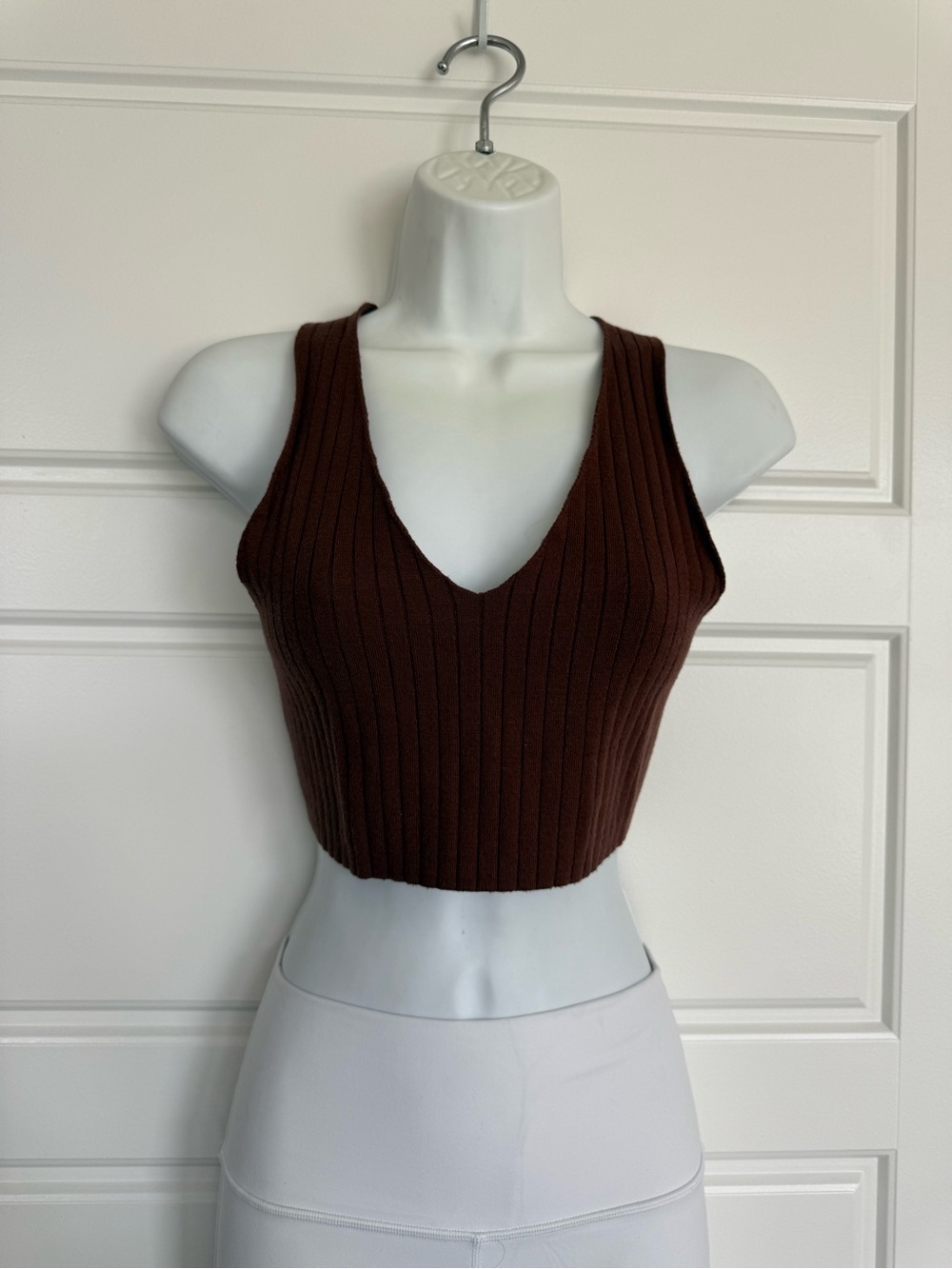 Ribbed V-Neck Cropped Tank Top in Dark Brown